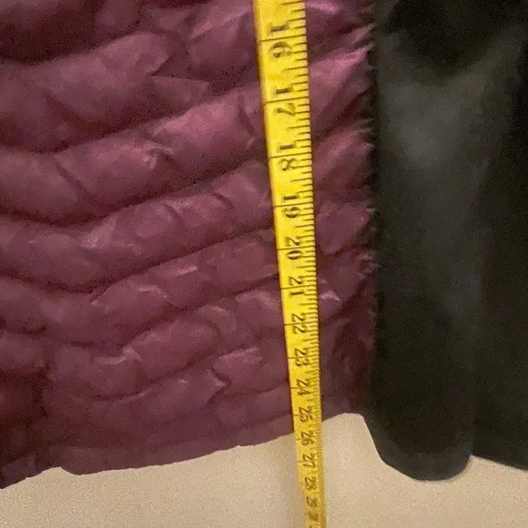 32 Degrees Women's Two-Tone Quilted Puffer Jacket - Burgundy and Black - Picture 7 of 7